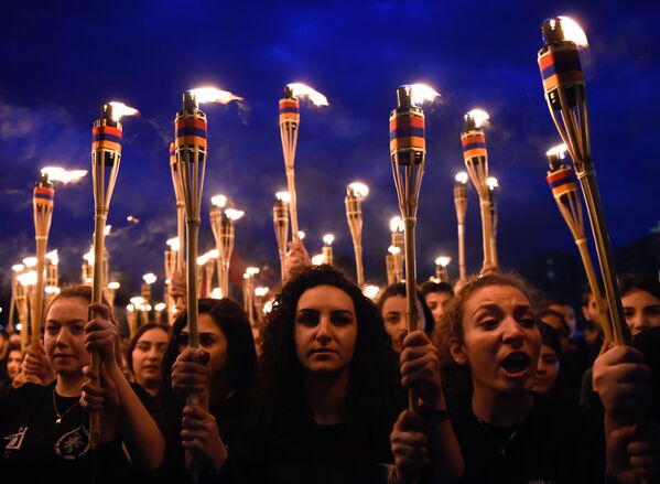 Desfile de tochas em Erevan em homenagem ao genocídio dos arménios - Sputnik Brasil