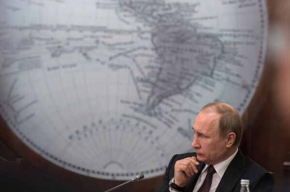 O presidente da Rússia, Vladimir Putin, na reunião do Conselho da Sociedade Geográfica Russa na sede da organização em São Petersburgo - Sputnik Brasil