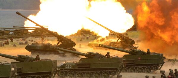 Manobras de artilharia em grande escala em homenagem do 85 ͦ aniversário do Exército Popular da Coreia do Norte - Sputnik Brasil