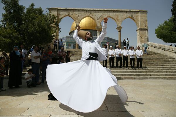 Asceta turco dança perto da mesquita da Cúpula da Rocha em Jerusalém - Sputnik Brasil