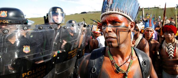 Índios brasileiros manifestam-se contra discriminação em Brasília Índios brasileiros manifestam-se contra discriminação em Brasília - Sputnik Brasil