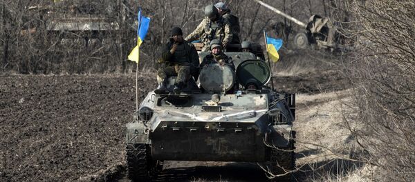 Ukrainian servicemen ride atop armored vehicle with a canon in tow and Ukrainian flags, near the village of Fedorivka, eastern Ukraine, Friday, Feb. 27, 2015 - Sputnik Brasil