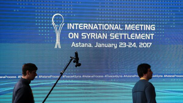 Repórteres caminham no centro de mídia durante rodada de negociações de paz sobre a Síria em Astana, Cazaquistão. Foto de 23 de janeiro de 2017. - Sputnik Brasil