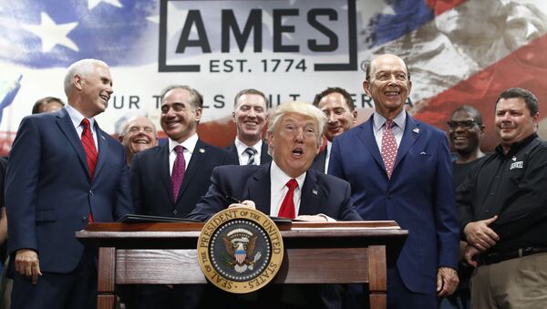 President Donald Trump, joined by Vice President Mike Pence, Secretary of Veterans Affairs David Shulkin, Secretary of Commerce Wilbur Ross, and others looks up as he signs an Executive Order on the Establishment of Office of Trade and Manufacturing Policy at The AMES Companies, Inc., in Harrisburg, Pa., Saturday, April, 29, 2017 - Sputnik Brasil