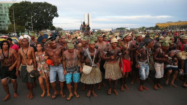 Índios do Acampamento Terra Livre fazem  manifestação na Esplanada dos Ministérios - Sputnik Brasil