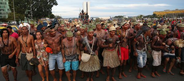 Índios do Acampamento Terra Livre fazem  manifestação na Esplanada dos Ministérios - Sputnik Brasil