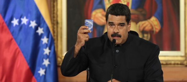 Presidente da Venezuela, Nicolás Maduro, com uma cópia da Constituição - Sputnik Brasil