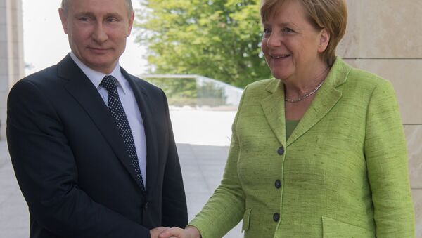A chanceler alemã, Angela Merkel, e o presidente da Rússia, Vladimir Putin, 2 de maio de 2017 - Sputnik Brasil