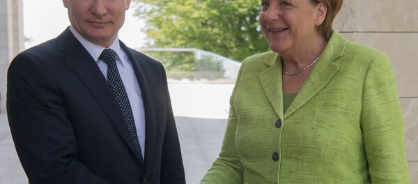 A chanceler alemã, Angela Merkel, e o presidente da Rússia, Vladimir Putin, 2 de maio de 2017 - Sputnik Brasil