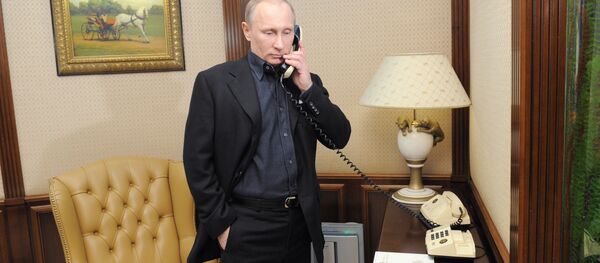 Vladimir Putin, presidente da Rússia, ao telefone - Sputnik Brasil