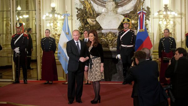 Presidentes de Rússia e Argentina, Vladimir Putin e Cristina Kirchner, durante encontro em Buenos Aires em 2014 - Sputnik Brasil