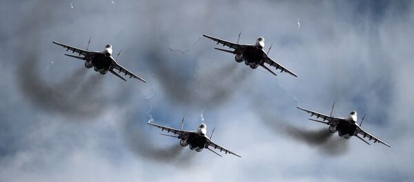 Os caças MiG-29 do grupo de pilotagem Strizhi no céu do aeroporto militar de Kubinka. - Sputnik Brasil