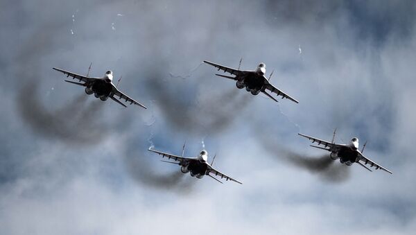 Os caças MiG-29 do grupo de pilotagem Strizhi no céu do aeroporto militar de Kubinka. - Sputnik Brasil