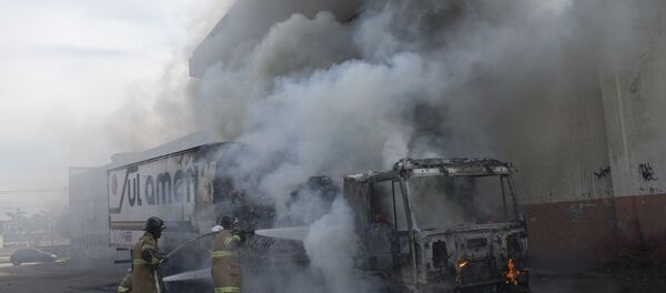 Bombeiros trabalham contra as chamas em caminhão incendiado por bandidos Bombeiros trabalham contra as chamas em caminhão incendiado por bandidos - Sputnik Brasil