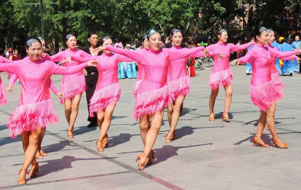 Chineses se divertem dançando em uma praça de Pequim - Sputnik Brasil