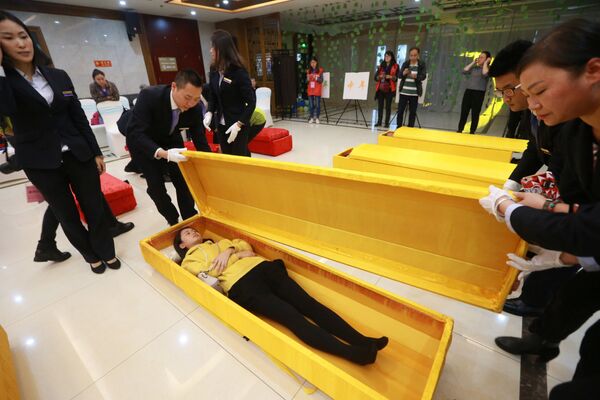 Cliente experimenta caixão durante abertura de uma nova funerária em Chongqing, China - Sputnik Brasil