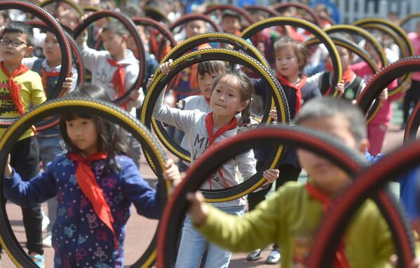 Crianças se exercitam com pneus em Nanjing, província de Jiangsu, China - Sputnik Brasil