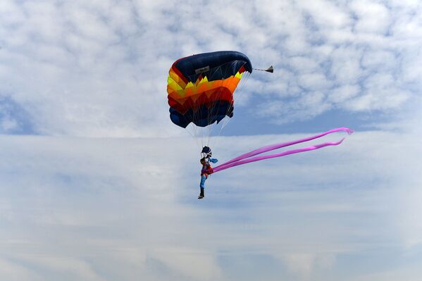 Paraquedista explora o céu durante festival aéreo em Hefei, província de Anhui - Sputnik Brasil