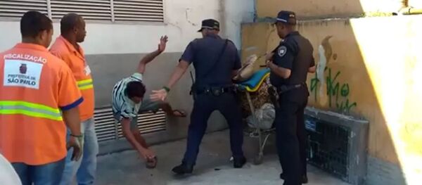 Morador de rua agredido em São Paulo Morador de rua agredido em São Paulo - Sputnik Brasil