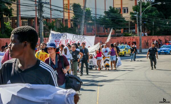Moradores do Complexo do Alemão fazem manifestação para pedir paz, após cinco dias de tiroteios intensos - Sputnik Brasil
