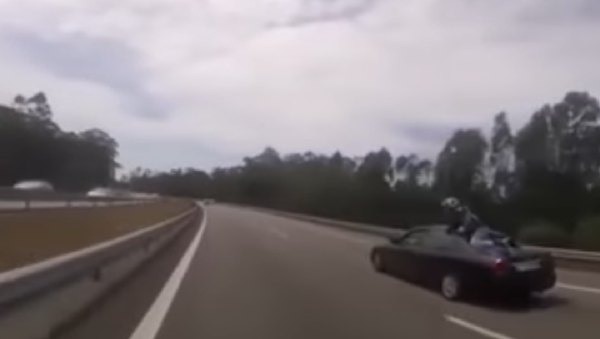 Motociclista português sobrevive milagrosamente à colisão com carro - Sputnik Brasil