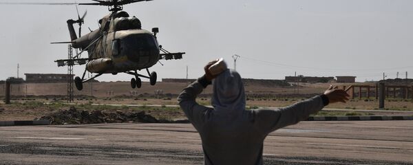 Um helicóptero Mi-8 no aeroporto de Deir ez-Zor em 2017 - Sputnik Brasil