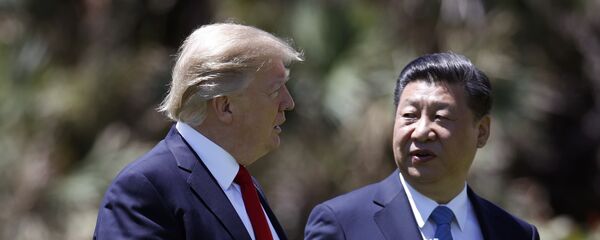 Donald Trump, presidente dos EUA e Xi Jinping, seu homólogo chinês falam depois do encontro realizado em 7 de abril de 2017 em Mar-a-Lago Donald Trump, presidente dos EUA e Xi Jinping, seu homólogo chinês falam depois do encontro realizado em 7 de abril de 2017 em Mar-a-Lago - Sputnik Brasil