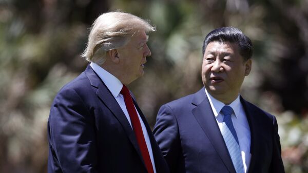 Donald Trump, presidente dos EUA e Xi Jinping, seu homólogo chinês falam depois do encontro realizado em 7 de abril de 2017 em Mar-a-Lago - Sputnik Brasil