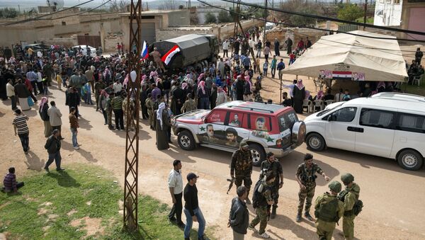 People gather around a Russian military truck to receive a food aid in Maarzaf, about 15 kilometers west of Hama, Syria, Wednesday, March 2, 2016 - Sputnik Brasil