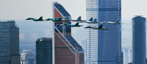 Caças Su-35, Su-27 e Su-34 durante ensaio da parte aérea da Parada da Vitória em Moscou Caças Su-35, Su-27 e Su-34 durante ensaio da parte aérea da Parada da Vitória em Moscou - Sputnik Brasil