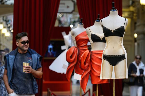 Exposição Bonecas de Papel: moda 2D Moschino em Moscou - Sputnik Brasil