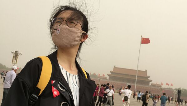 Menina chinesa com máscara para se proteger da poluição, Pequim, China - Sputnik Brasil