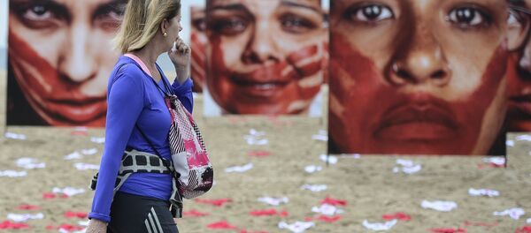 Manifestação contra a violência sexual na praia de Copacabana, no Rio de Janeiro, em junho de 2016 - Sputnik Brasil