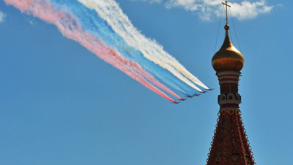 Cinco caças Su-25 pintam céu com as cores da bandeira russa durante o ensaio geral da Parada da Vitória, em 7 de maio de 2017 - Sputnik Brasil