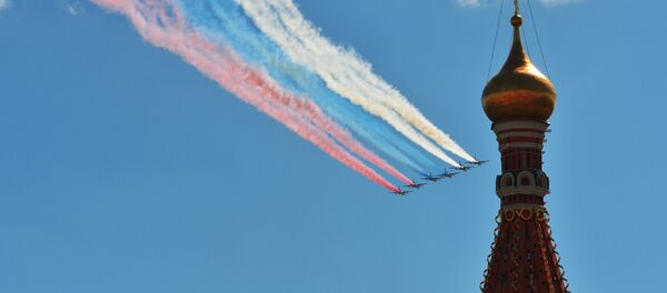 Cinco caças Su-25 pintam céu com as cores da bandeira russa durante o ensaio geral da Parada da Vitória, em 7 de maio de 2017 - Sputnik Brasil