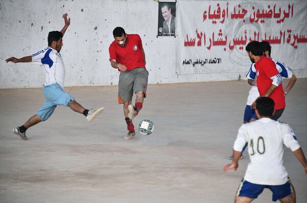 Jogo de futebol entre os locais em Deir ez-Zor - Sputnik Brasil