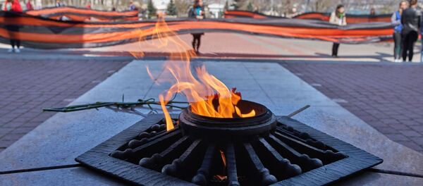 Ação Fitinha de São Jorge se dá perto da Chama Eterna na Praça Nakhimov em Sevastopol, em maio de 2017 - Sputnik Brasil