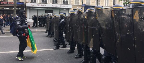 Um manifestante anti-Macron enfrenta a polícia antimotim em uma rua da capital francesa, em 8 de maio de 2017 Um manifestante anti-Macron enfrenta a polícia antimotim em uma rua da capital francesa, em 8 de maio de 2017 - Sputnik Brasil
