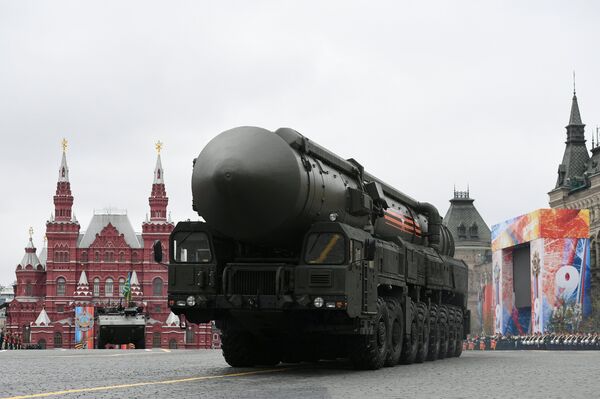 O complexo Yars é visto na Praça Vermelha durante o desfile militar da Parada da Vitória em 9 de maio em Moscou O complexo Yars é visto na Praça Vermelha durante o desfile militar da Parada da Vitória em 9 de maio em Moscou - Sputnik Brasil