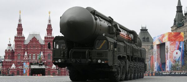 O complexo Yars é visto na Praça Vermelha durante o desfile militar da Parada da Vitória em 9 de maio em Moscou O complexo Yars é visto na Praça Vermelha durante o desfile militar da Parada da Vitória em 9 de maio em Moscou - Sputnik Brasil