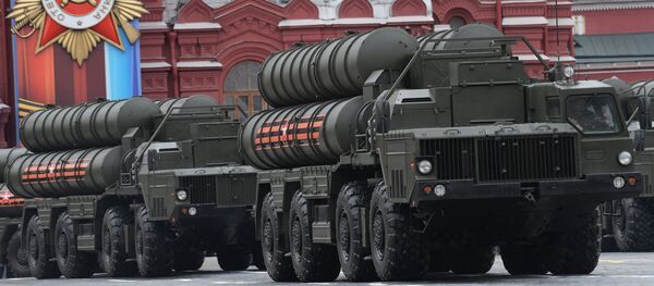 O complexo lançador de mísseis S-400 Triumph desfila pela Praça Vermelha durante a Parada da Vitória em 9 de maio de 2017 - Sputnik Brasil