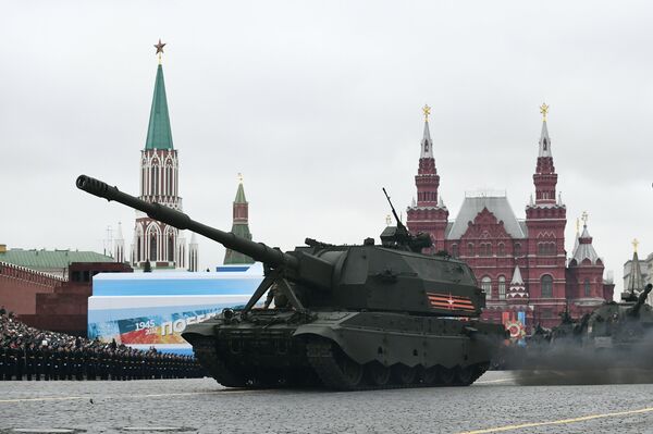 O veículo de artilharia autopropulsada Koalitsiya-SV desfila pela Praça Vermelha durante a Parada da Vitória de 9 de maio de 2017 em Moscou - Sputnik Brasil