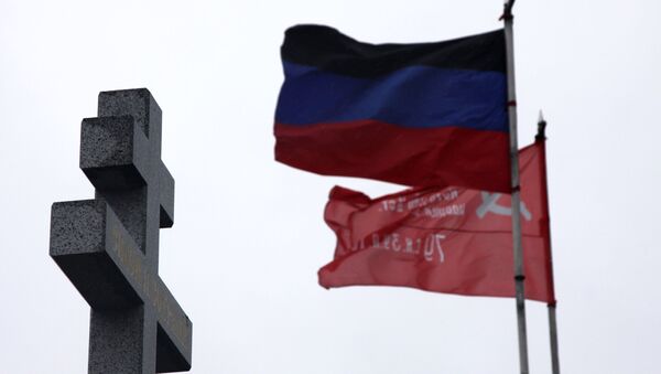 Bandeira da República Popular de Donetsk é vista hasteada no complexo memorial de Saur-Mogila em 9 de maio de 2017, junto a uma cruz cristã ortodoxa - Sputnik Brasil
