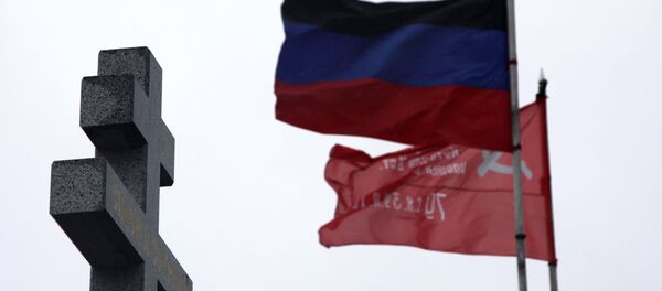 Bandeira da República Popular de Donetsk é vista hasteada no complexo memorial de Saur-Mogila em 9 de maio de 2017, junto a uma cruz cristã ortodoxa - Sputnik Brasil