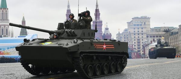 Um veículo de infantaria anfíbio BMD-4M Sadovnitsa desfila durante a Parada da Vitória em 9 de maio de 2017 na Praça Vermelha em Moscou - Sputnik Brasil