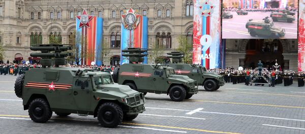 O blindado russo Tigr com o complexo de mísseis antitanque Kornet-D desfila pela Praça Vermelha de Moscou em 9 de maio de 2017 - Sputnik Brasil