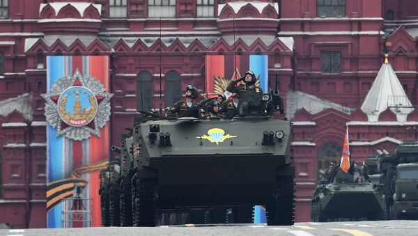 Um grupo de blindados de transporte de tropas Rakushka desfila pela Praça Vermelha de Moscou durante o desfile militar da Parada da Vitória em 9 de maio de 2017 em Moscou - Sputnik Brasil