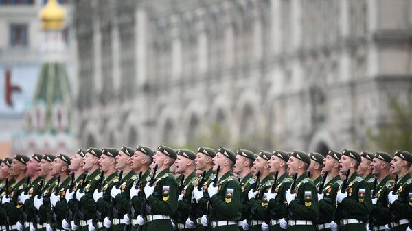 Militares russos na Parada Militar dedicada ao 72º aniversário da Vitória na Grande Guerra pela Pátria na Praça Vermelha em Moscou, 9 de maio de 2017 - Sputnik Brasil