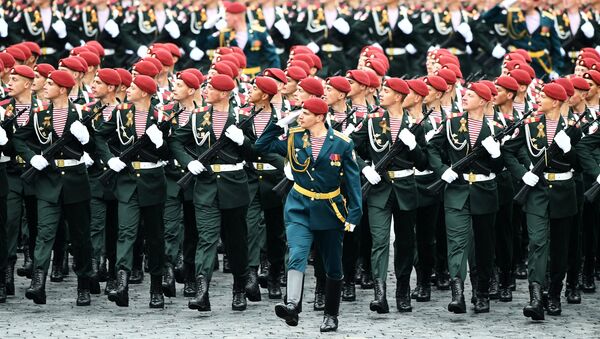 Militares russos na Parada Militar dedicada ao 72º aniversário da Vitória na Grande Guerra pela Pátria na Praça Vermelha em Moscou, 9 de maio de 2017 - Sputnik Brasil