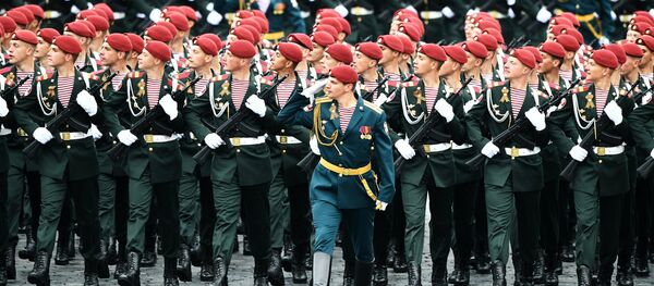 Militares russos na Parada Militar dedicada ao 72º aniversário da Vitória na Grande Guerra pela Pátria na Praça Vermelha em Moscou, 9 de maio de 2017 - Sputnik Brasil
